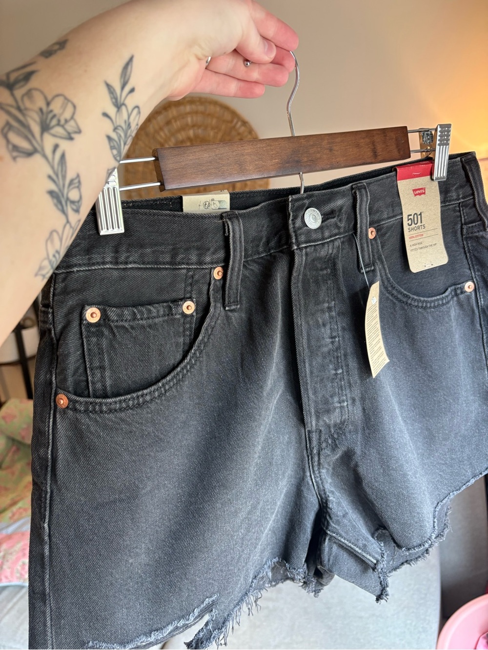 NEW Levi’s 501 High-Rise Denim Shorts Cutoff Washed Black Women’s size 31 - Picture 8 of 11